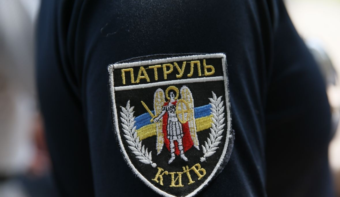 У Києві врятували павича, який залетів на будівництво: відео