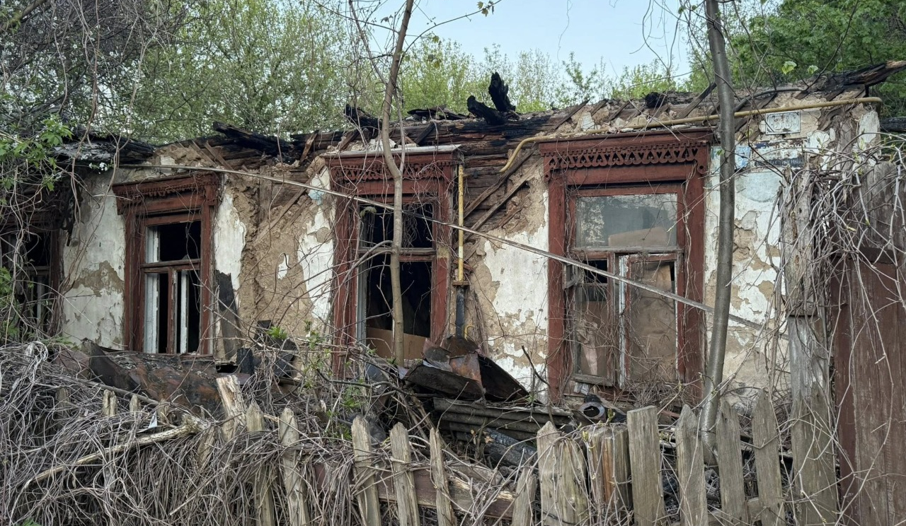 На Батиєвій горі згорів історичний будинок залізничників: фото