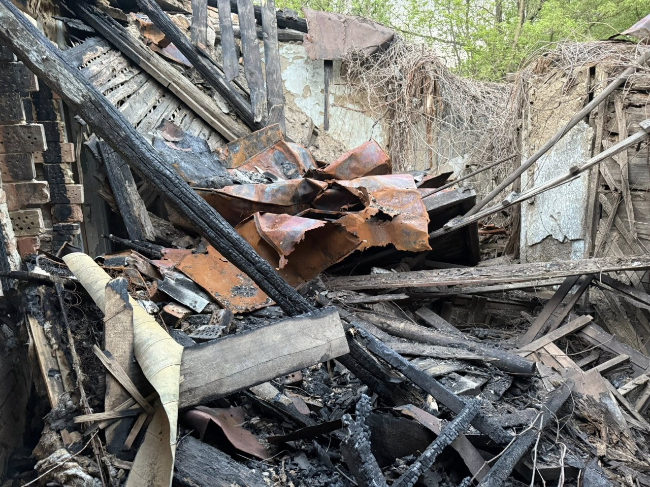 На Батиєвій горі в Києві згорів історичний будинок залізничників: фото