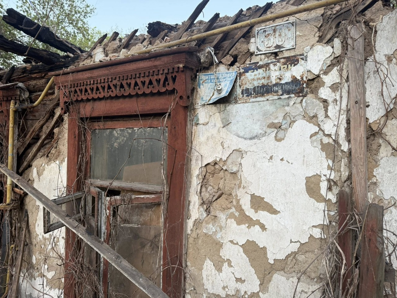 На Батиєвій горі в Києві згорів історичний будинок залізничників: фото