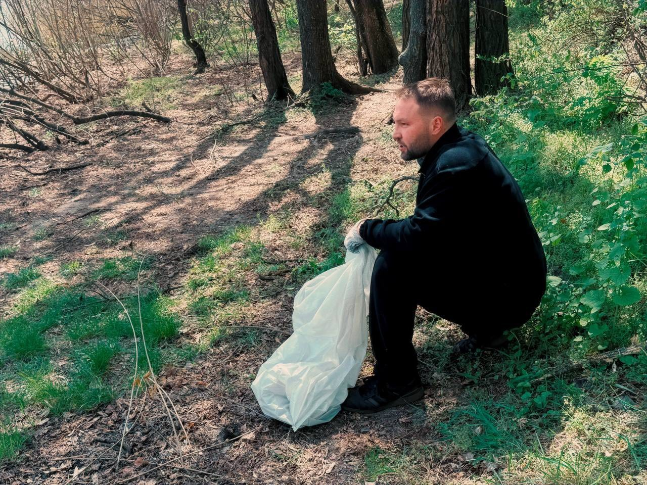 Прибирання в "режимі тиші": на Венеціанському острові в Києві провели особливу толоку