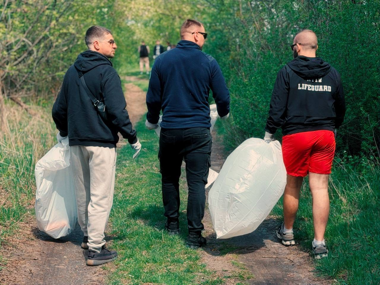 Прибирання в "режимі тиші": на Венеціанському острові в Києві провели особливу толоку