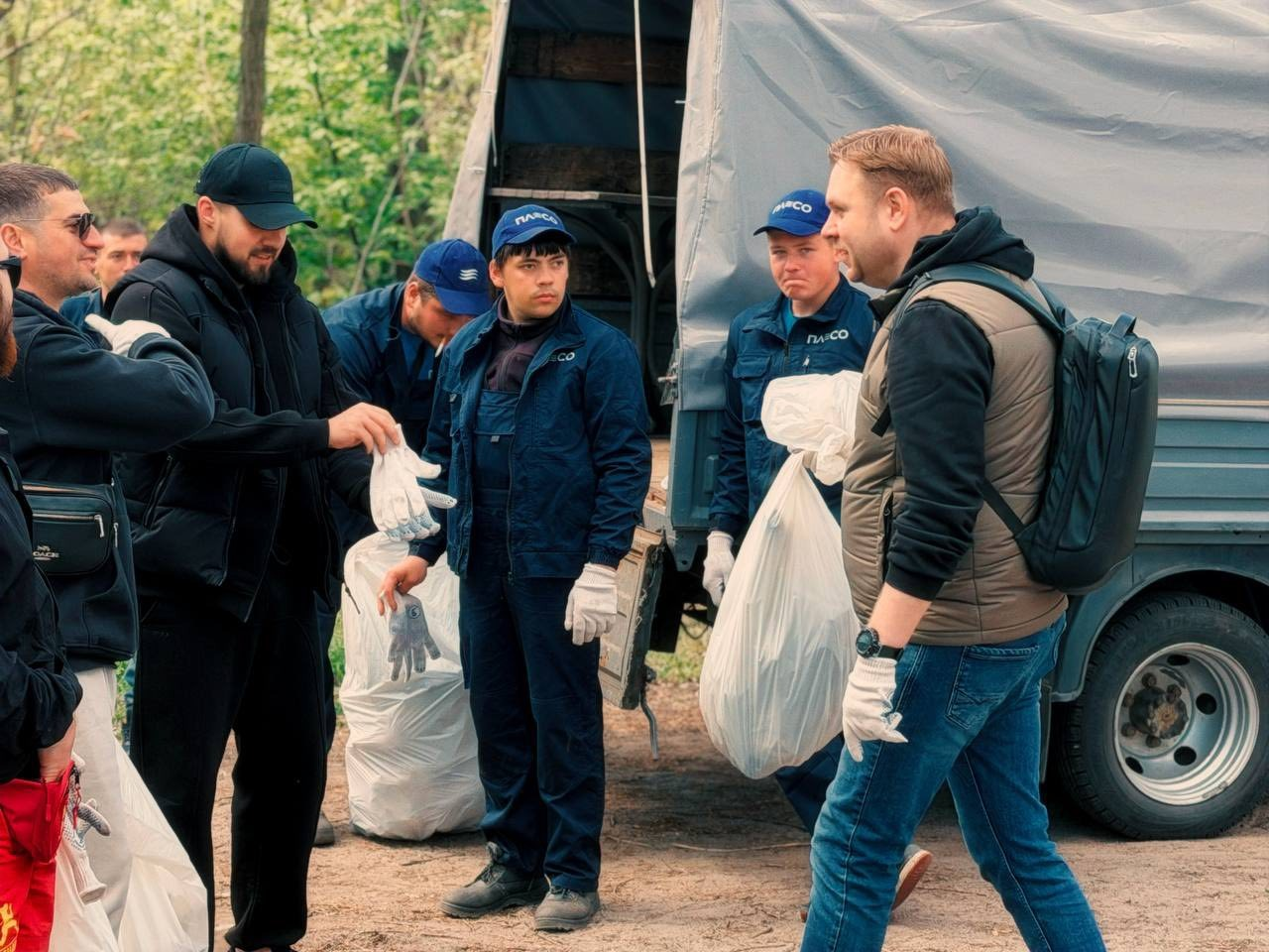 Прибирання в "режимі тиші": на Венеціанському острові в Києві провели особливу толоку