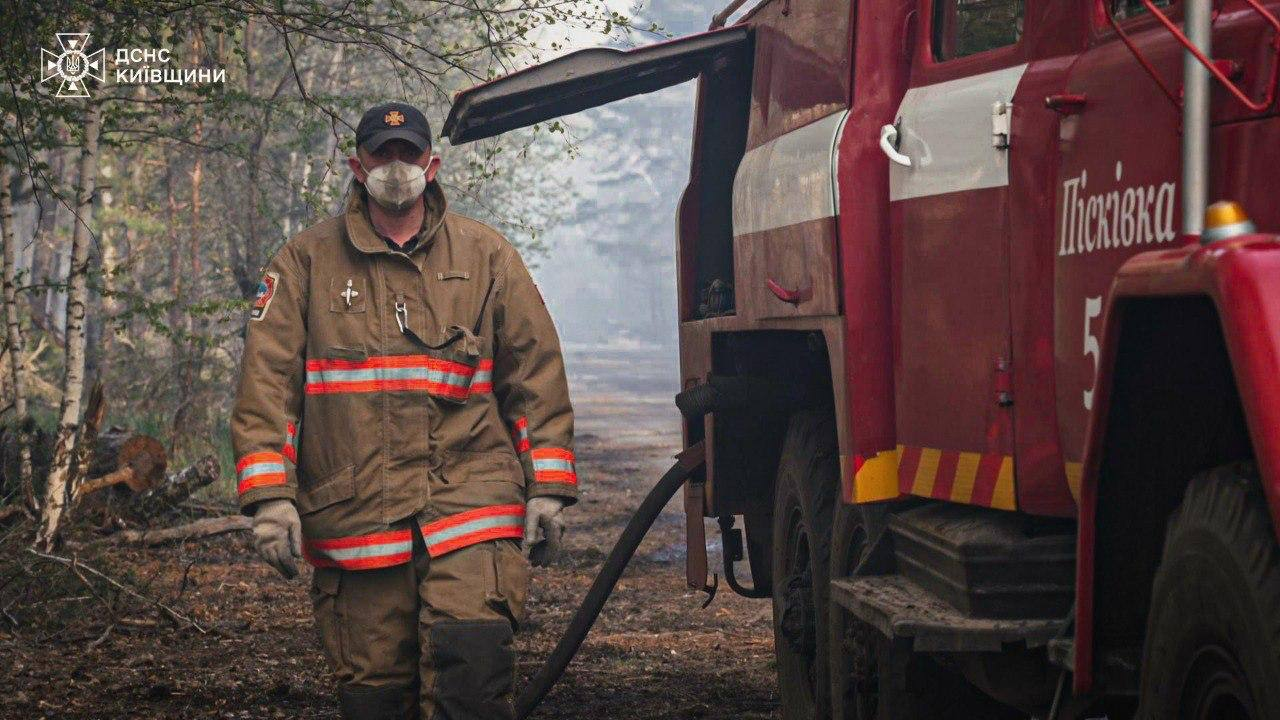 У Зоні відчуження на Київщині гасять масштабну лісову пожежу: фото та подробиці