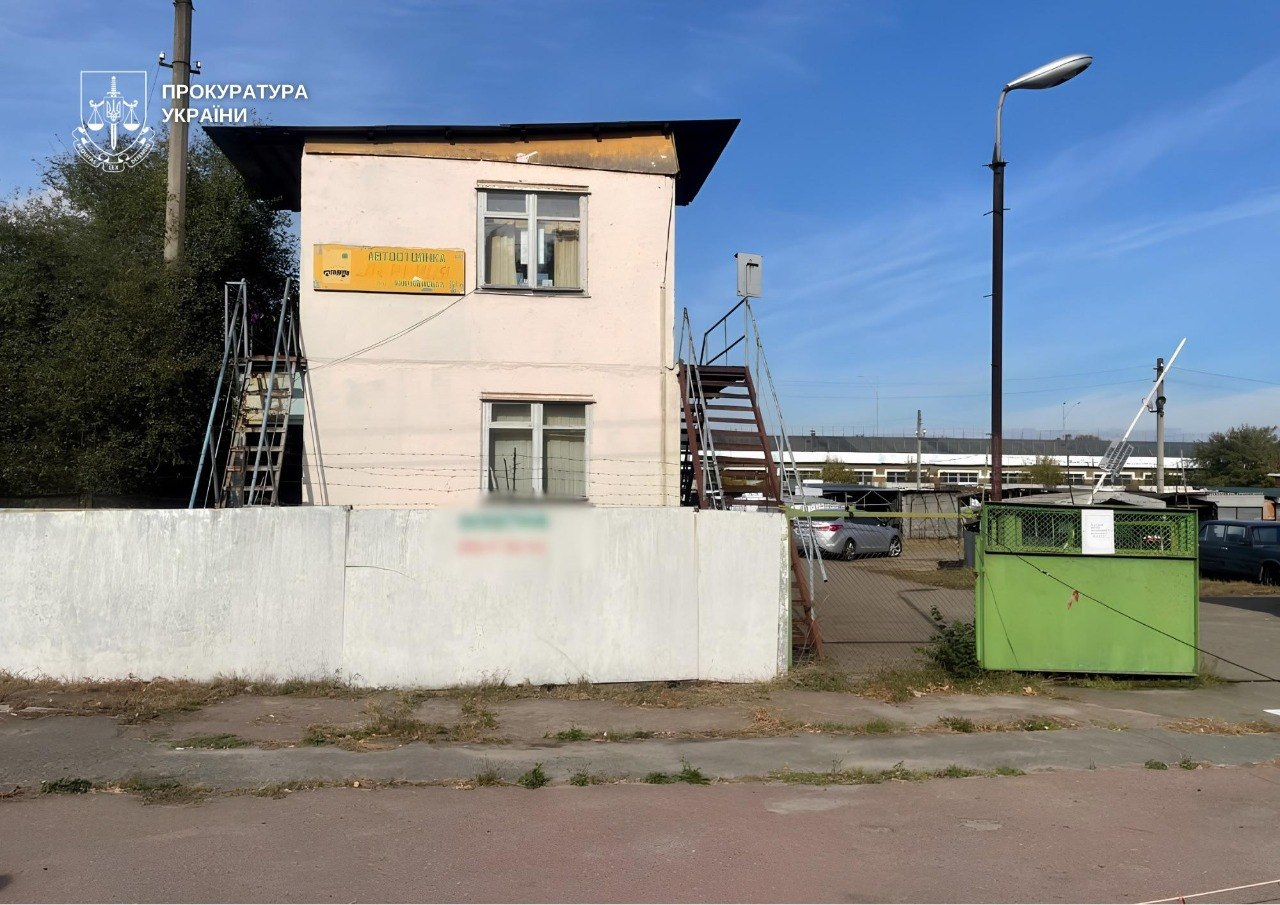 У Деснянському районі Києва звільнять комунальну землю від незаконних автостоянок: фото