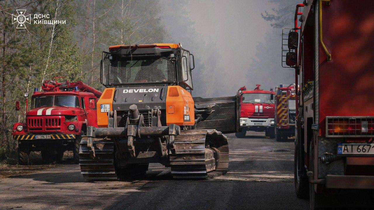 У Зоні відчуження на Київщині гасять масштабну лісову пожежу: фото та подробиці