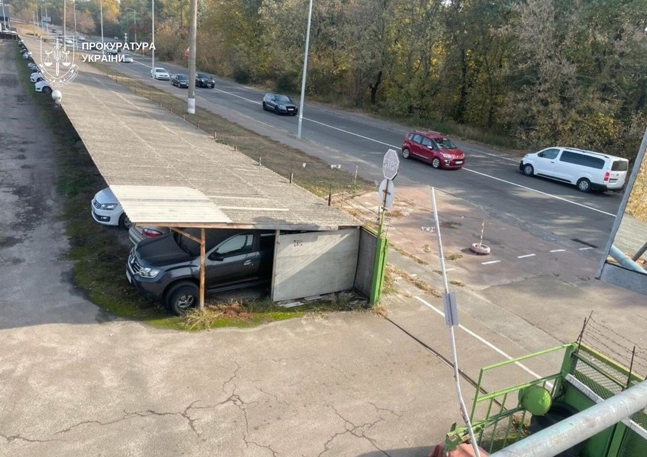 У Деснянському районі Києва звільнять комунальну землю від незаконних автостоянок: фото
