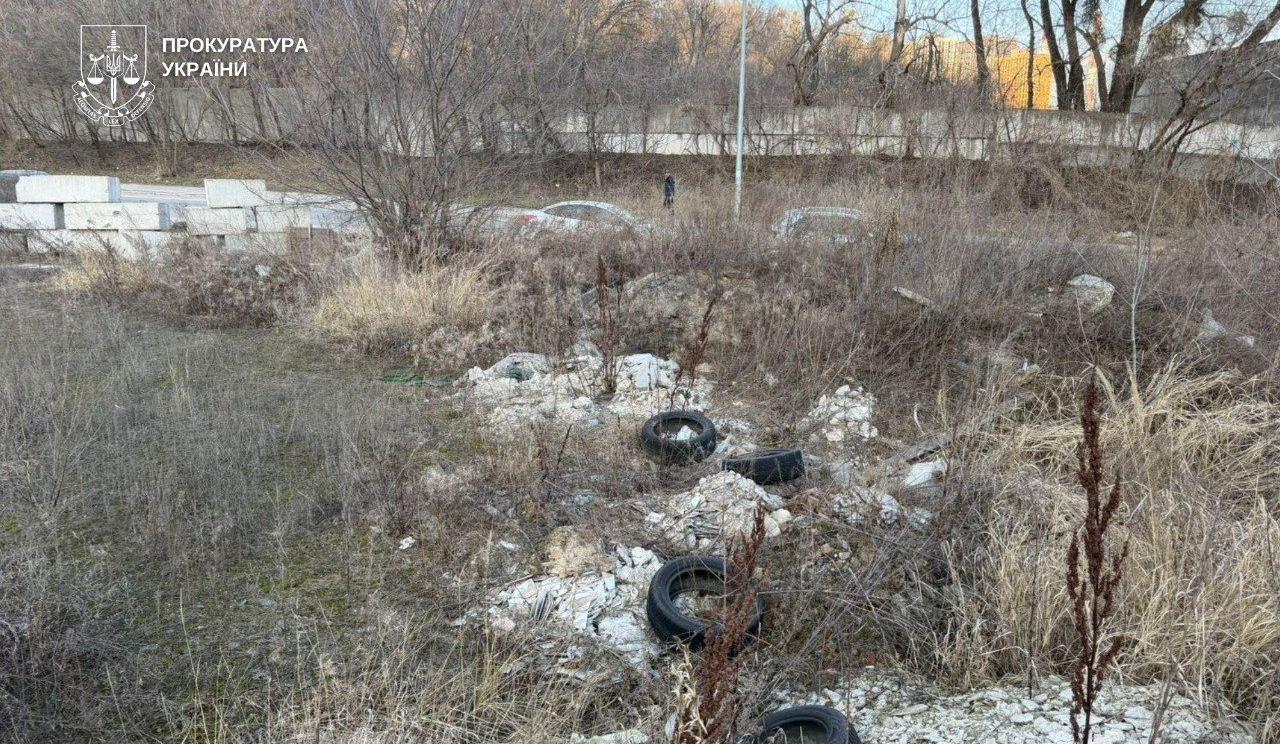 Навколо озера Лукрець у столиці влаштували стихійне сміттєзвалище — прокуратура