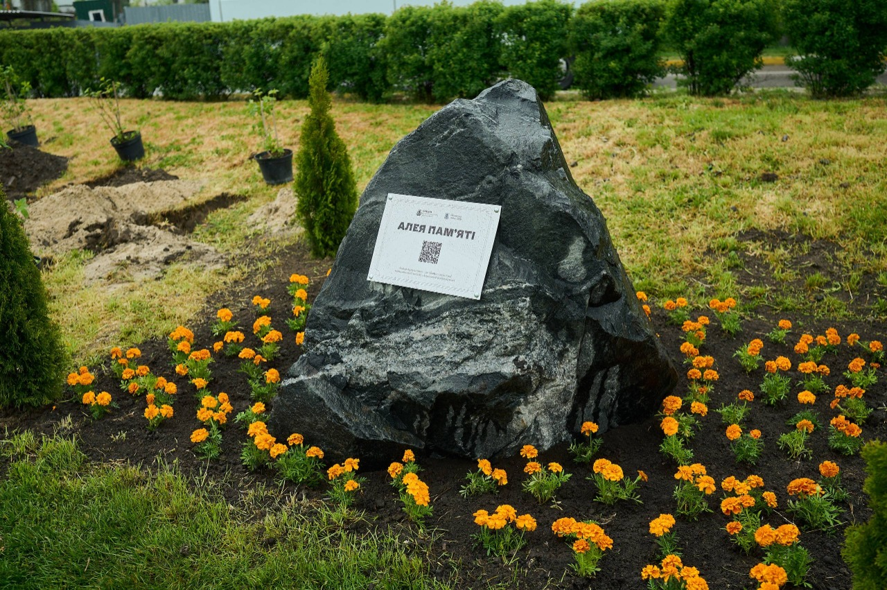 В Обухові на Київщини висадили алею калини на честь загиблих захисників України: фото