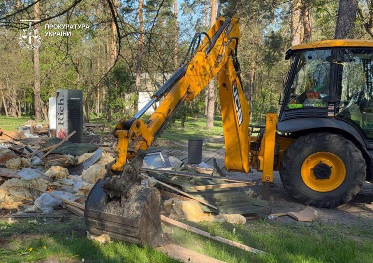 В парку Партизанської слави у Києві знесли незаконне кафе та альтанки — прокуратура