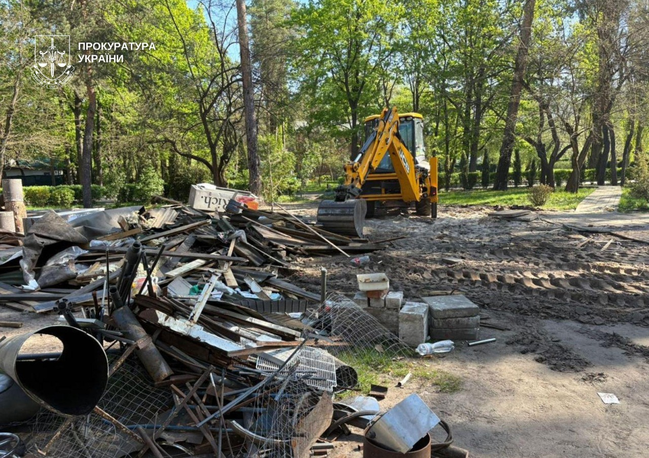 В парку Партизанської слави у Києві знесли незаконне кафе та альтанки — прокуратура
