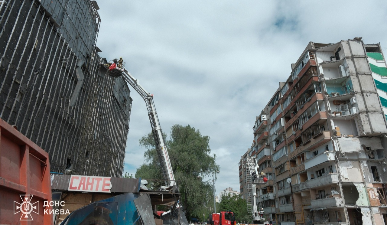 На місці російського удару в Києві тривають аварійно-відновлювальні роботи: фото