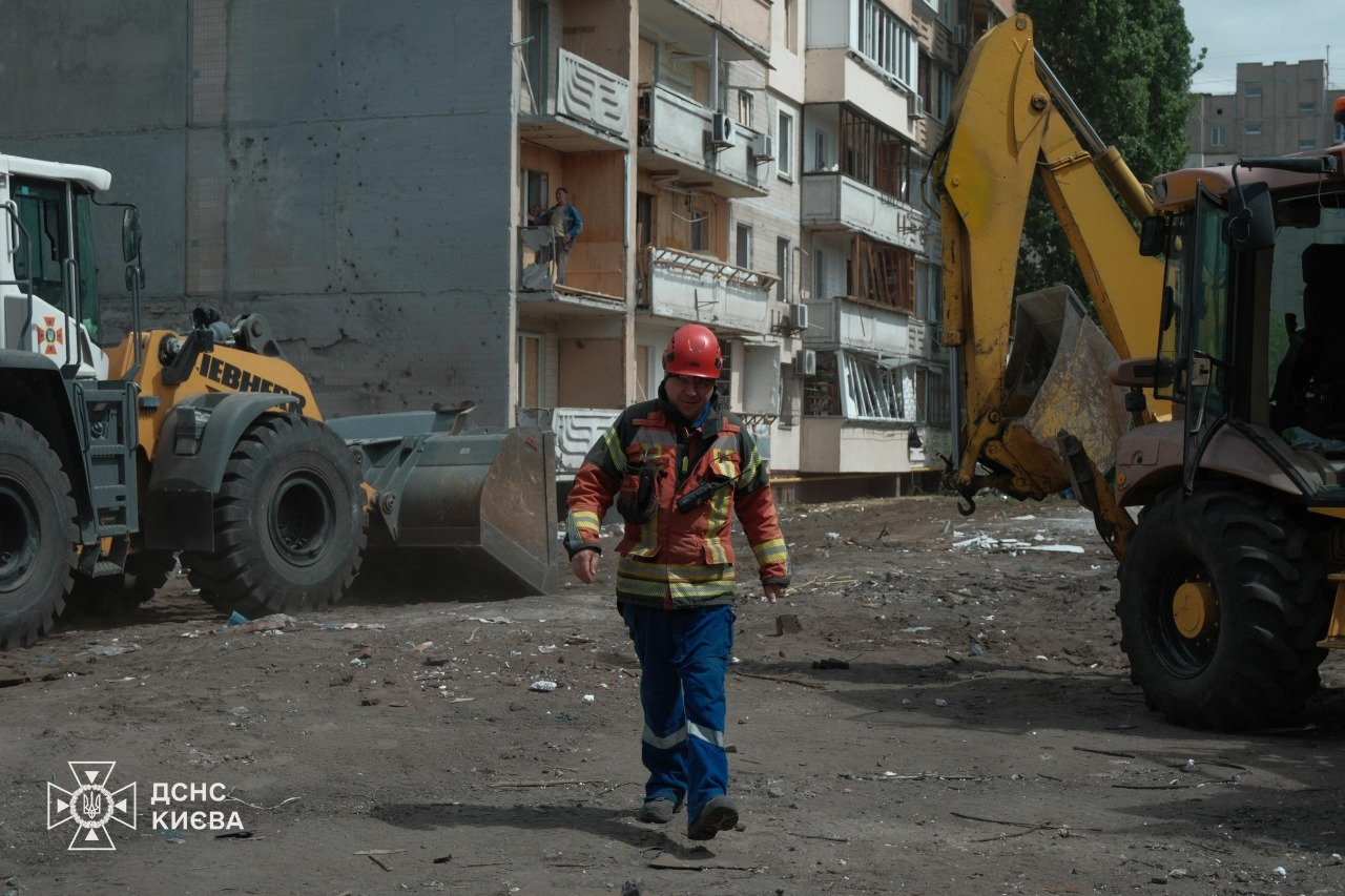 На місці російського удару в Києві тривають аварійно-відновлювальні роботи: фото