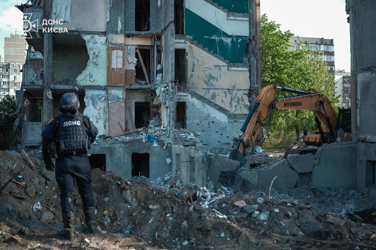 У Києві завершили пошуково-рятувальні роботи після ракетної атаки 14 травня 2026 року: фото
