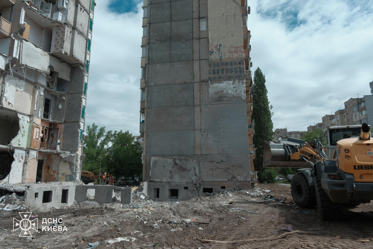 На місці російського удару в Києві тривають аварійно-відновлювальні роботи: фото