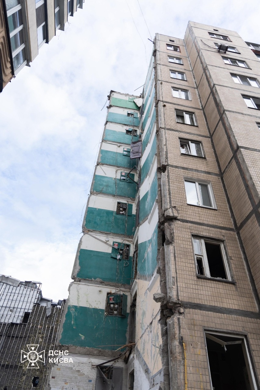 На місці російського удару в Києві тривають аварійно-відновлювальні роботи: фото