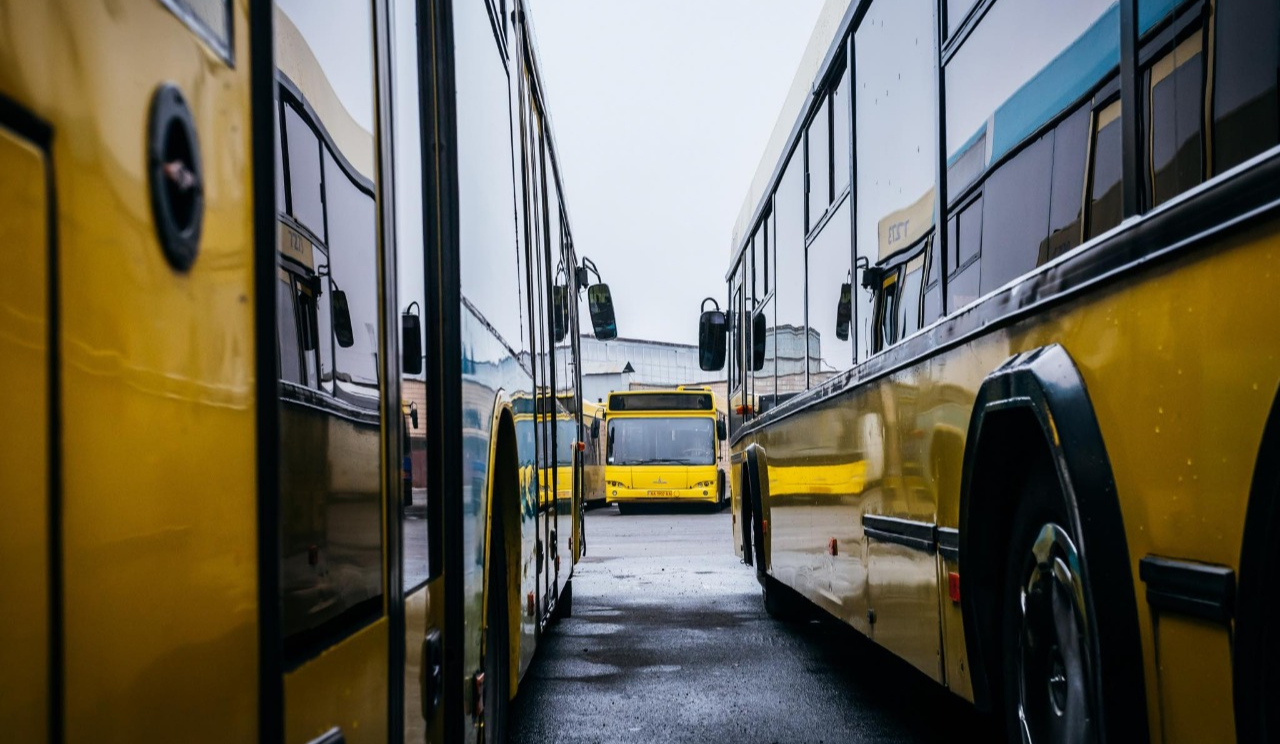На вихідних столичні автобуси і тролейбус змінять свої маршрути: подробиці
