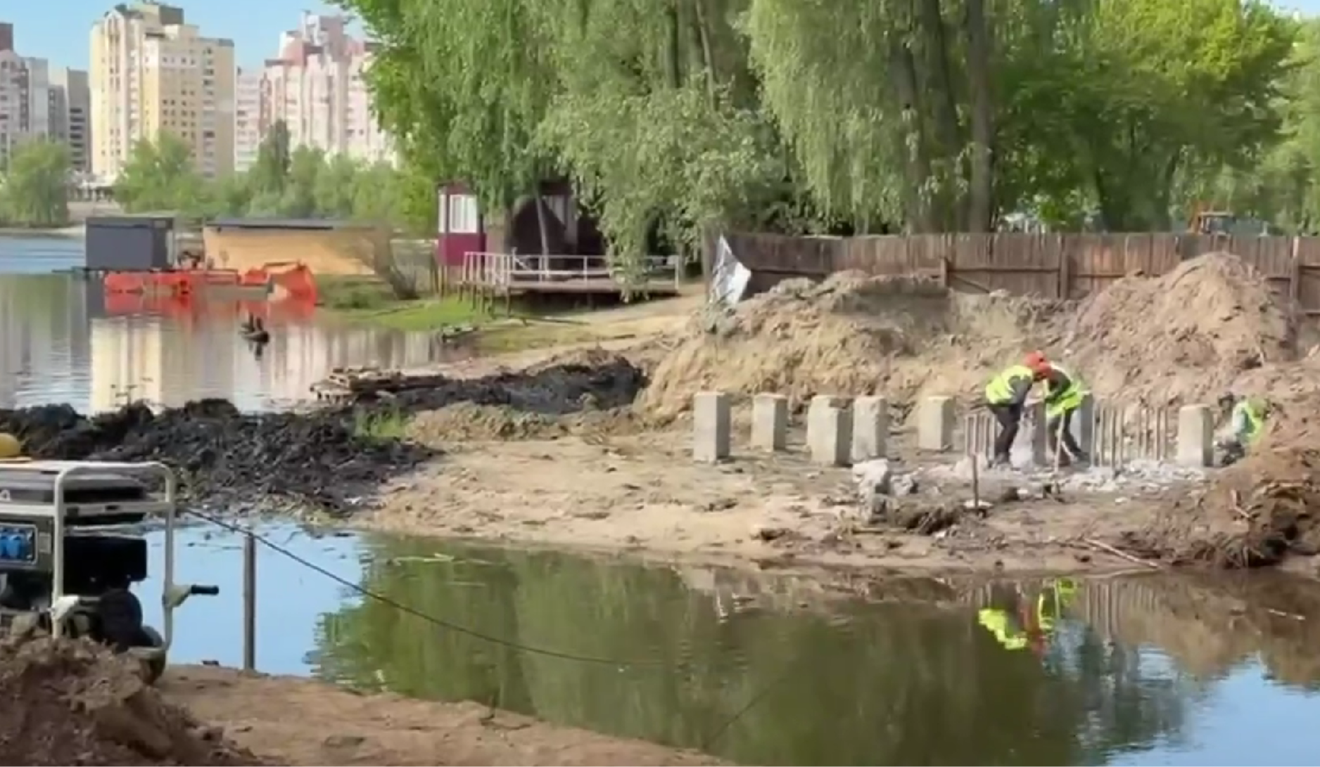 На Оболоні завершують будівництво пішохідного мосту і невдовзі відкриють: що відомо