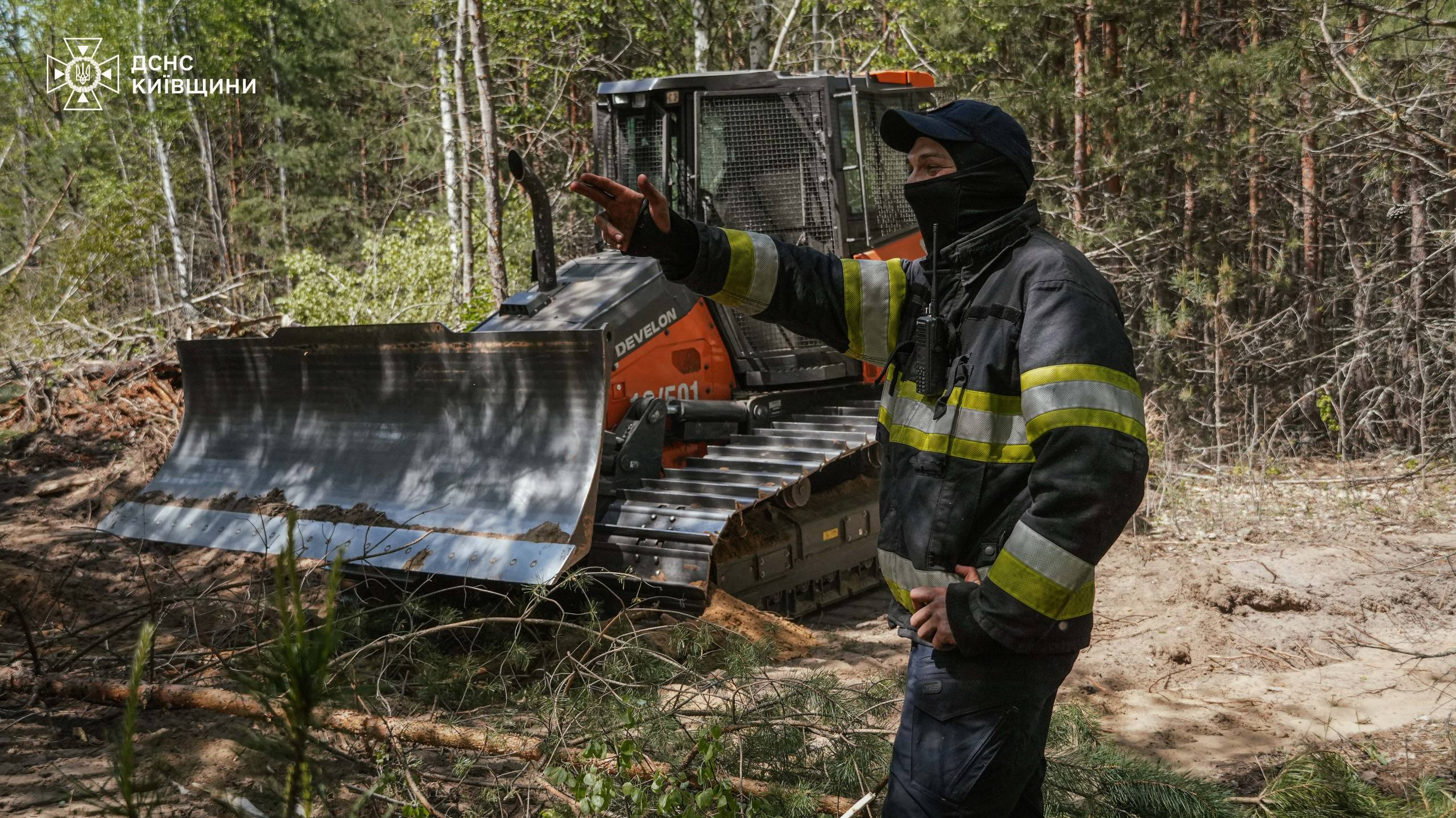 У Зоні відчуження на Київщині гасять пожежу, що виникла внаслідок дронової атаки: фото