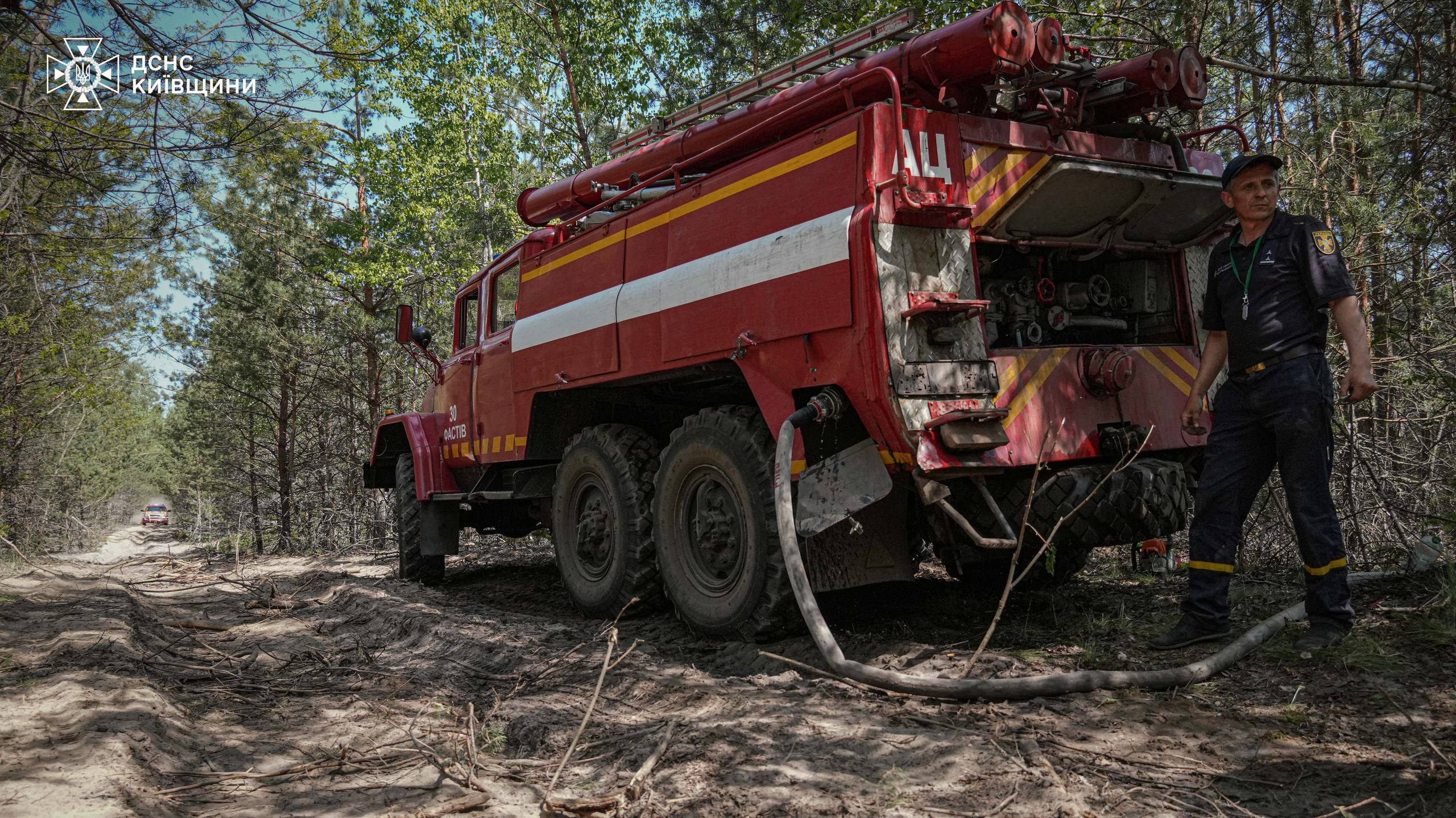 У Зоні відчуження на Київщині гасять пожежу, що виникла внаслідок дронової атаки: фото