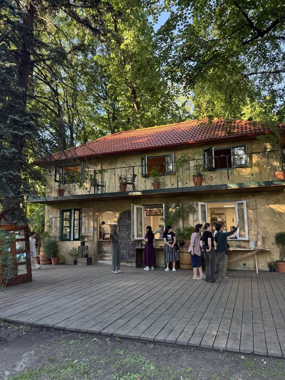 Фото: Сицилійський Дворик Pizza Kyiv / Instagram На ВДНГ у Києві відкрився "Сицилійський дворик" з автентичною піцою: адреса, меню та ціни