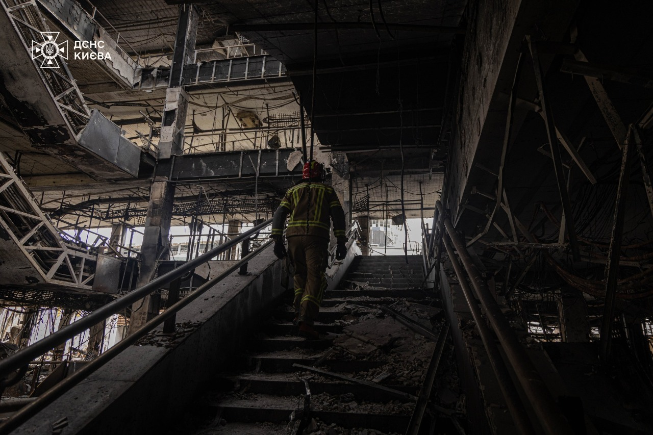 У пошкодженому обстрілом ТЦ на Лук’янівці в Києві завершили аварійні роботи: фот
