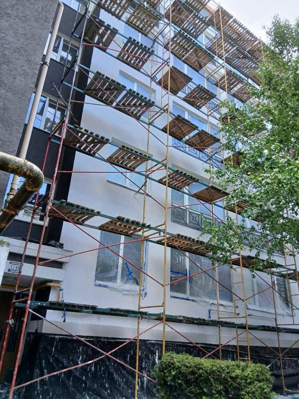 В Ірпені на Київщині капітально ремонтують пошкоджену росіянами п’ятиповерхівку: подробиці