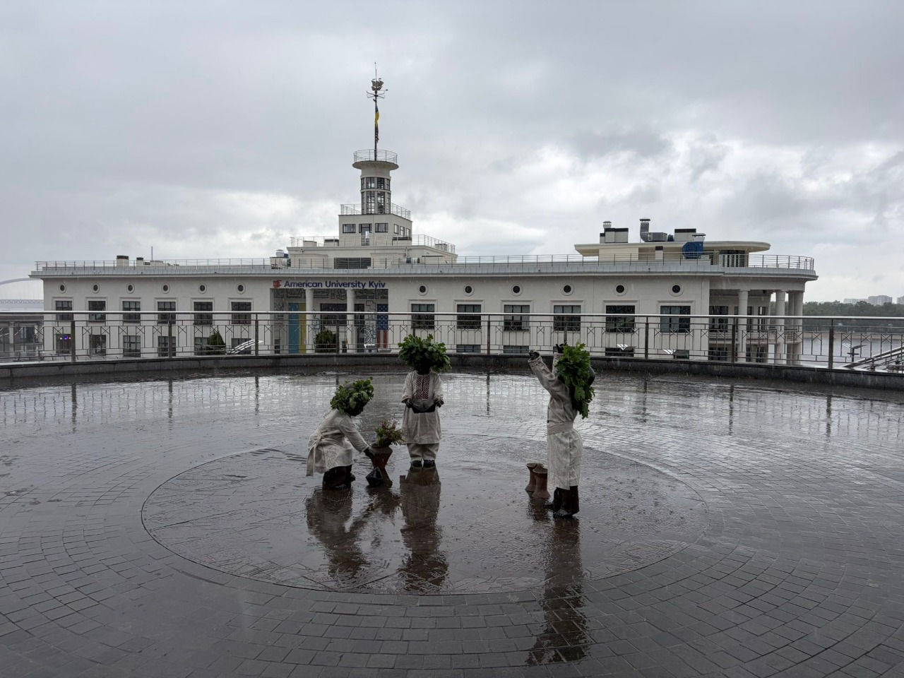Скульптури малюків-засновників Києва переодягли в образи трипільців: фото