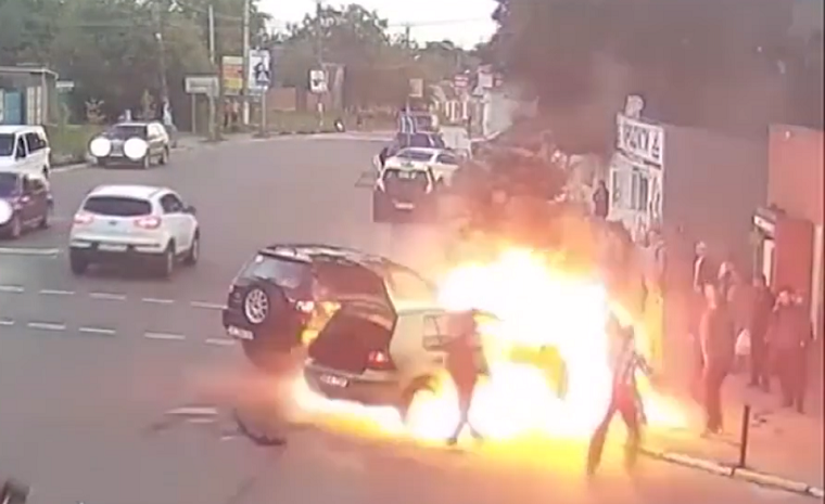 Мужчина спас беременную девушку от взрыва в авто (видео)
