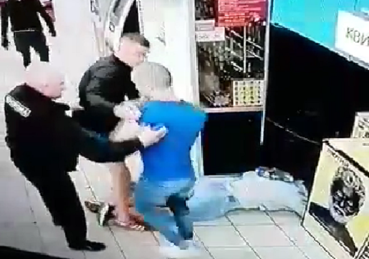 В киевском супермаркете охранник не помешал хулиганам избить посетителя (фото, видео)