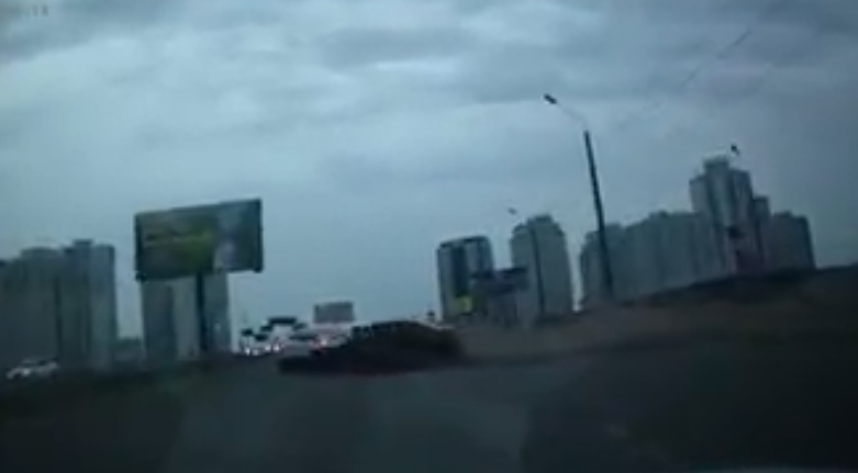 Нетверезий водій протаранив Porsche на Дніпровській набережній (відео)