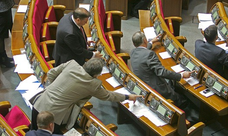 Депутатов предлагают сажать на семь лет за «кнопкодавство»