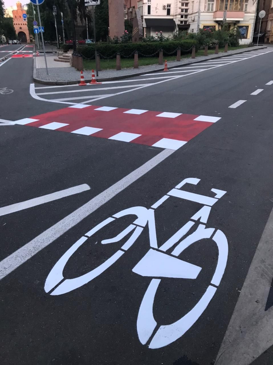 Нова дорожна розмітка для водіїв та велосипедистів у Києві