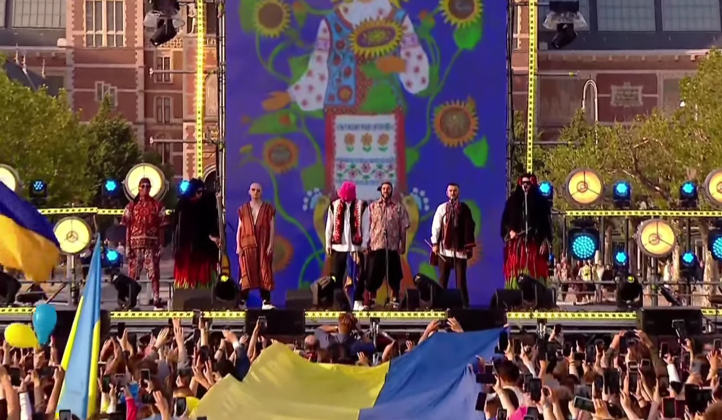 Благодійний телемарафон Embrace Ukraine в Амстердамі