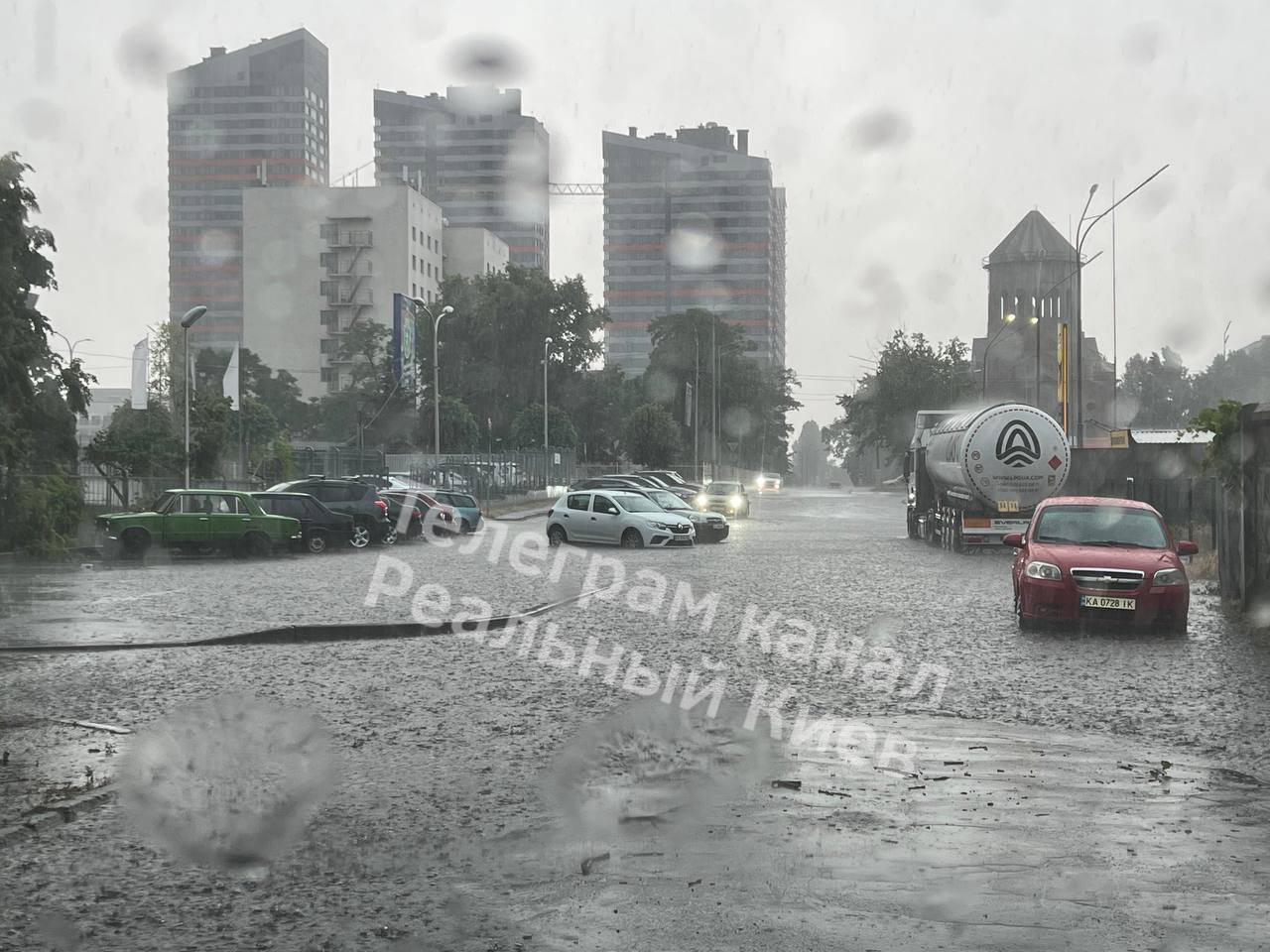 Наслідки потужної зливи та вітру в Києві 10 червня 2023 року