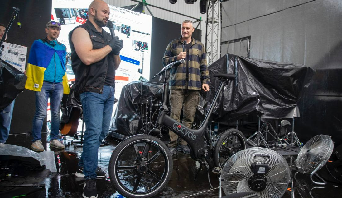 Кличко продав свій велосипед, з якого впав у Києві, за 350 тис. грн: фото