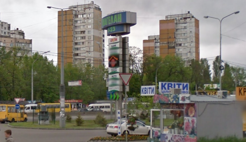 У Києві біля ТРЦ Магелан демонтують велетенську рекламну конструкцію
