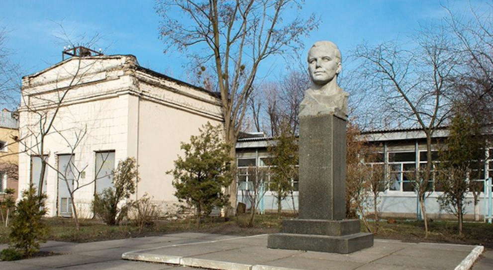 У Києві демонтували пам'ятник Юрію Гагаріну: фото