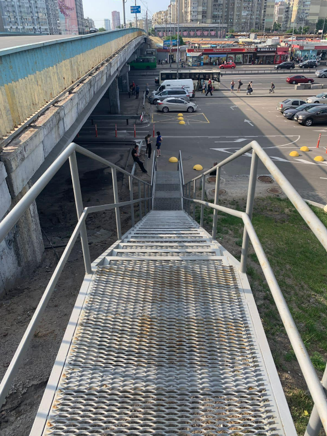  Києві біля станції метро "Харківська" встановили нові металеві сходи.