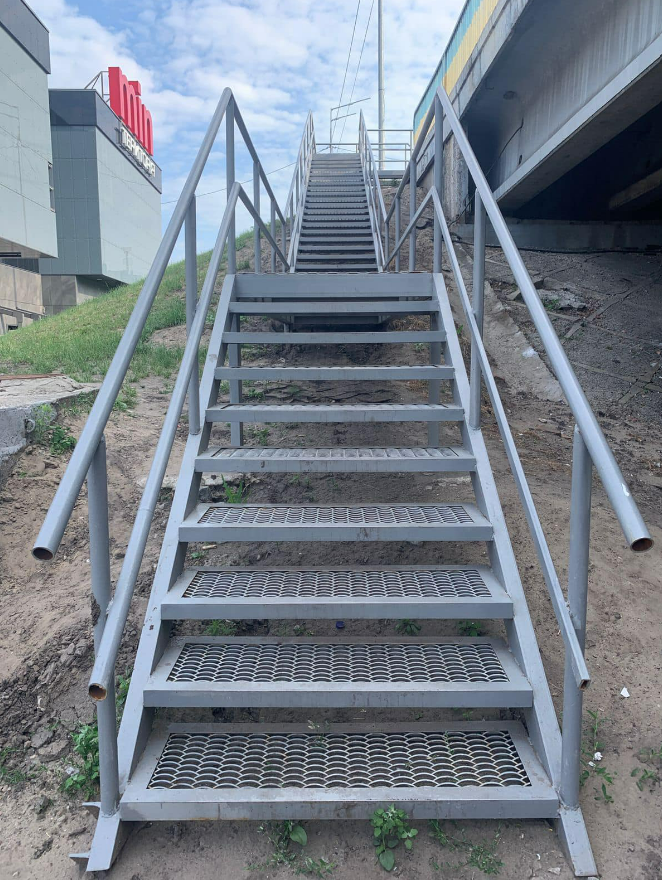  Києві біля станції метро "Харківська" встановили нові металеві сходи.
