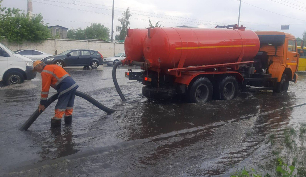 Киянам пояснили, чому під час зливи виникають підтоплення: фото, відео