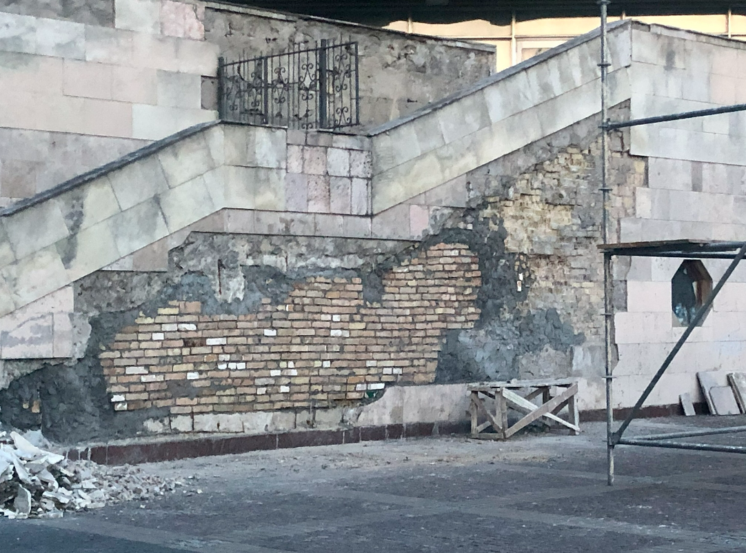 У Києві працівники КПІ збили з Палацу культури автентичний облицювальний камінь: фото