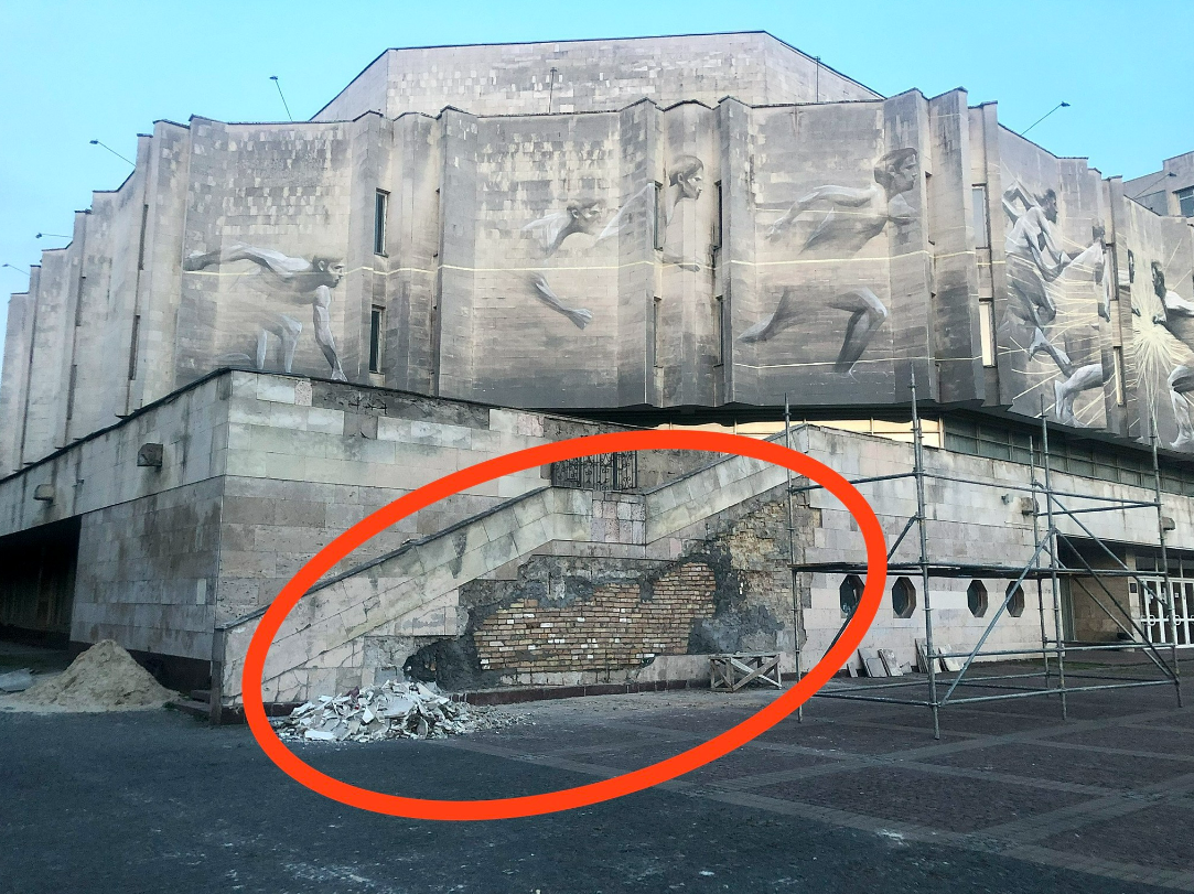У Києві працівники КПІ збили з Палацу культури автентичний облицювальний камінь: фото