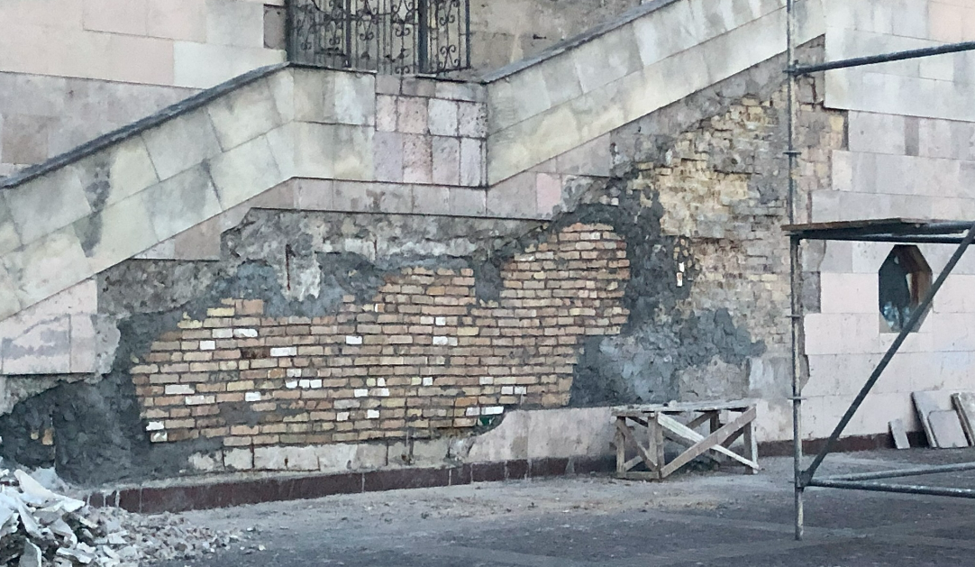 У КПІ пояснили, чому зняли автентичний облицювальний камінь з Палацу культури