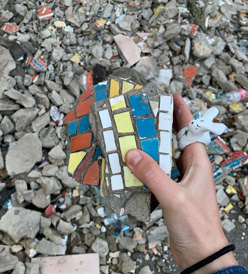 У Києві на ВДНГ знищили унікальну мозаїку з пожежниками: фото