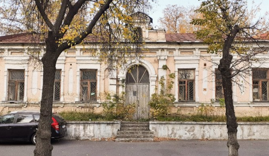 Власник Садиби Баккалинського на Лук'янівці зірвав інформаційну табличку про історичну цінність будівлі та викинув її у смітник.