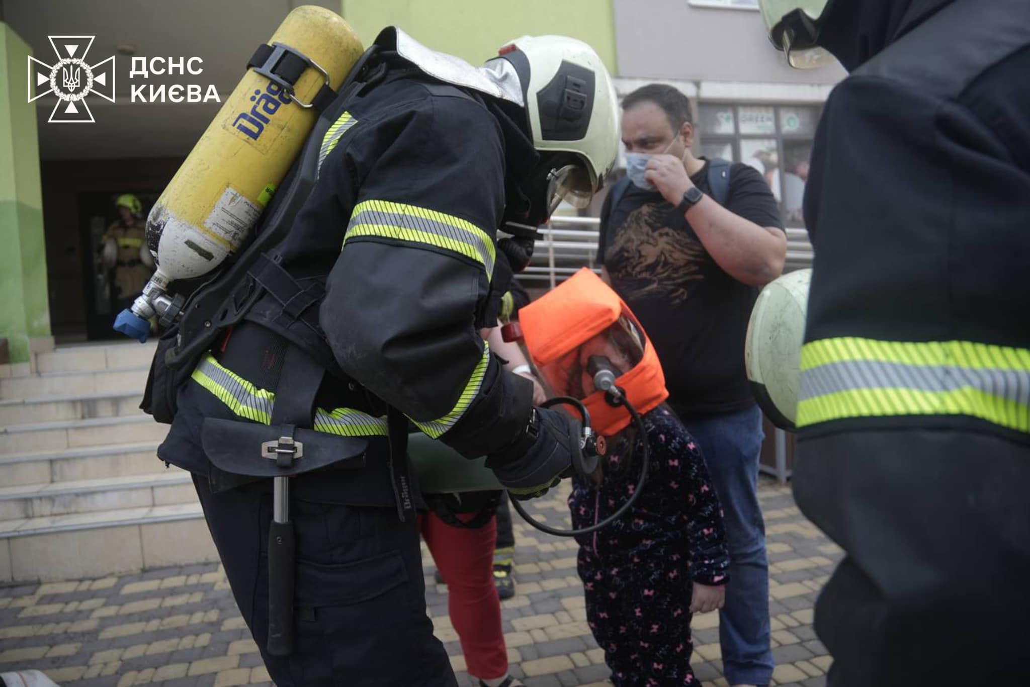 У Солом’янському районі в багатоповерхівці сталась пожежа: фото та подробиці