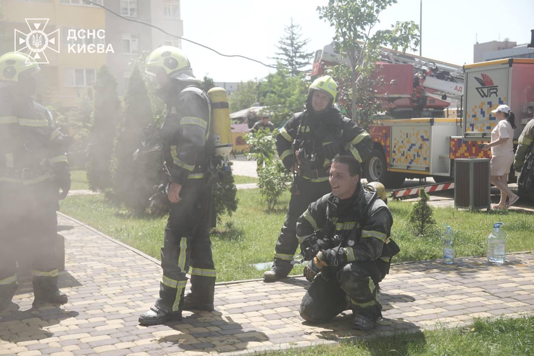 У Солом’янському районі в багатоповерхівці сталась пожежа: фото та подробиці