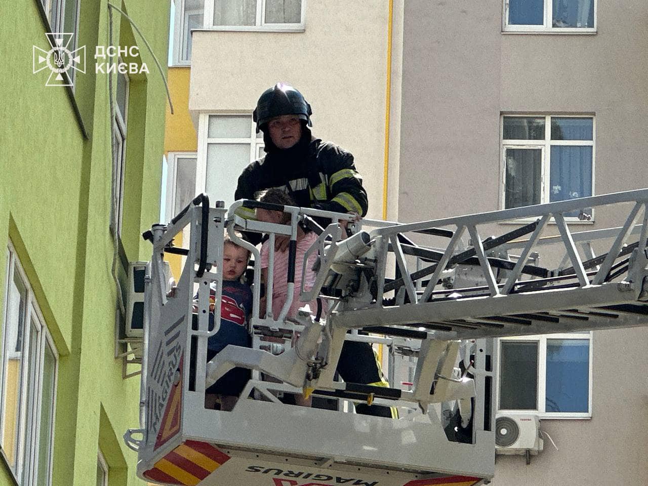 У Солом’янському районі в багатоповерхівці сталась пожежа: фото та подробиці