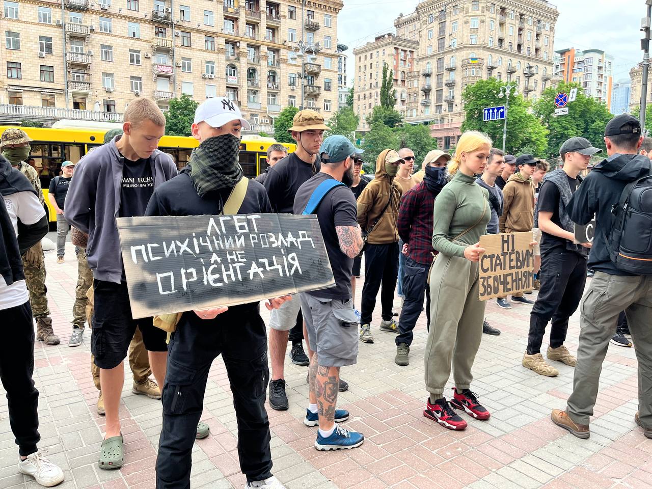 Під КМДА відбувся мітинг проти Маршу Рівності та ЛГБТ